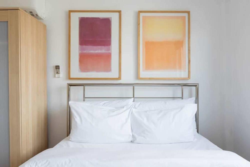 Bright Aircon Earls Court 3*